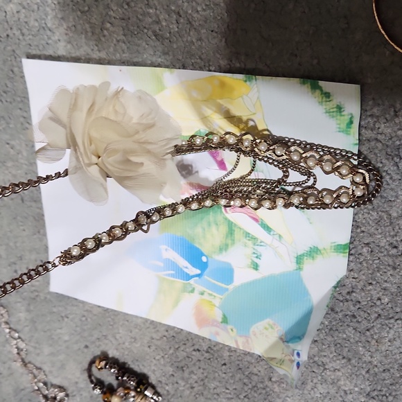 Multistrand assymetrical floral faux pearl chain neckalace - Picture 3 of 4